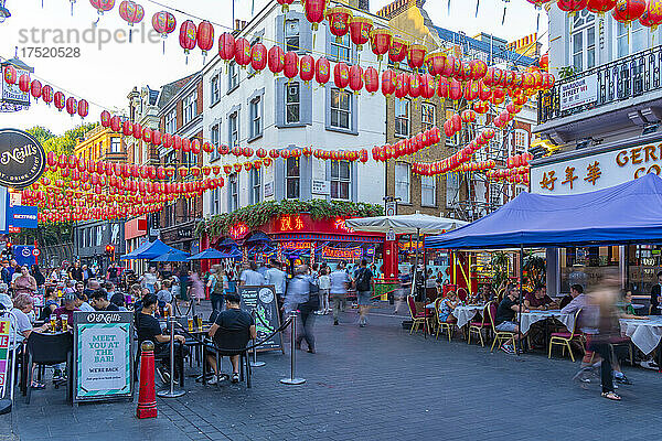 Blick auf die farbenfrohe Wardour Street in Chinatown  West End  Westminster  London  England  Vereinigtes Königreich  Europa