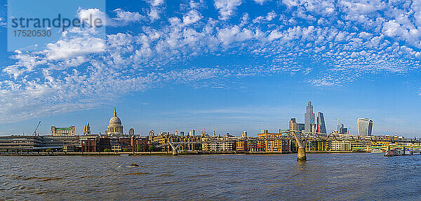 Blick auf die St. Paul's Cathedral  die Themse und die Skyline der City of London  London  England  Vereinigtes Königreich  Europa