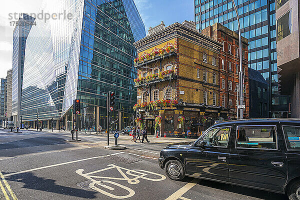 Blick auf The Albert  einen alten Londoner Pub  in der Victoria Street  umgeben von modernen Gebäuden  Westminster  London  England  Vereinigtes Königreich  Europa