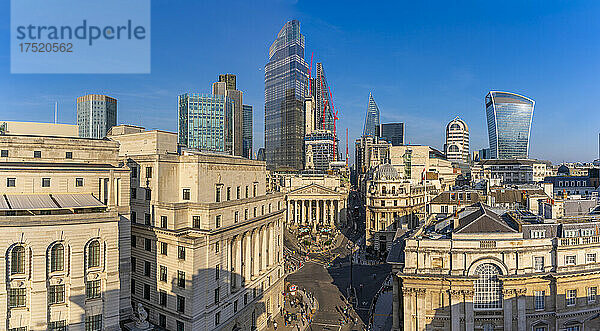 Erhöhte Ansicht der Royal Exchange mit der City of London im Hintergrund  London  England  Vereinigtes Königreich  Europa