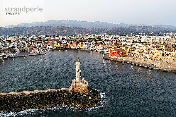 Sonnenaufgang über dem venezianischen Leuchtturm und Hafen in der farbenfrohen Stadt Chania  Luftaufnahme  Kreta  griechische Inseln  Griechenland  Europa