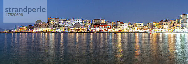 Panorama der beleuchteten Altstadt und des venezianischen Hafens von Chania in der Abenddämmerung  Kreta  griechische Inseln  Griechenland  Europa