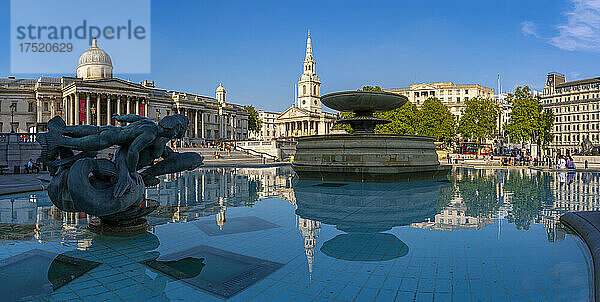 Blick auf die National Gallery  die St. Martins-in-the-Fields-Kirche und die Brunnen am Trafalgar Square  Westminster  London  England  Vereinigtes Königreich  Europa