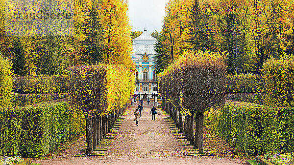 Eremitage-Pavillon  gesehen durch die Eremitage-Gasse  Katharinenpark  Puschkin (Zarskoje Selo)  in der Nähe von St. Petersburg  Russland  Europa