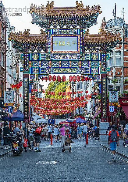 Blick auf das farbenfrohe Chinatown Gate in der Wardour Street  West End  Westminster  London  England  Vereinigtes Königreich  Europa