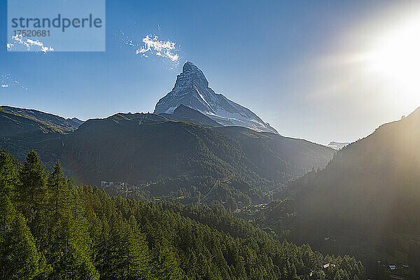 Das Matterhorn  hinter Zermatt bei Sonnenuntergang  Wallis  Schweizer Alpen  Schweiz  Europa
