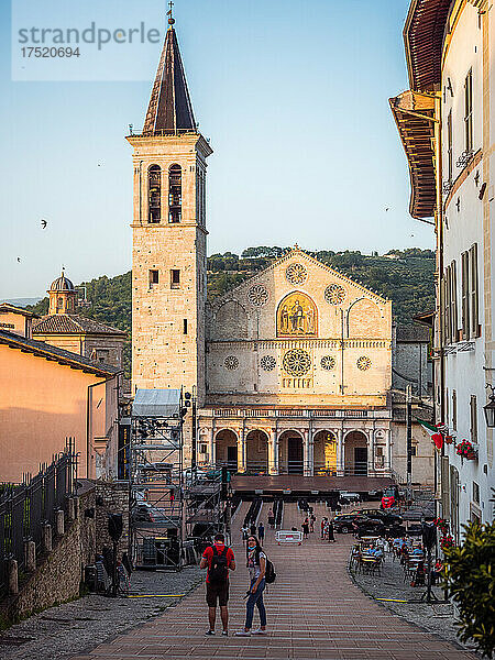 Ein Paar bewundert den Domplatz in Spoleto  Umbrien  Italien  Europa