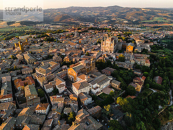 Drohnenansicht der Altstadt von Orvieto bei Sonnenuntergang  Orvieto  Umbrien  Italien  Europa