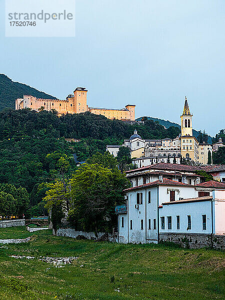 Blick auf die Rocca Albornoz und die Kathedrale von Spoleto im Morgengrauen  Spoleto  Umbrien  Italien  Europa