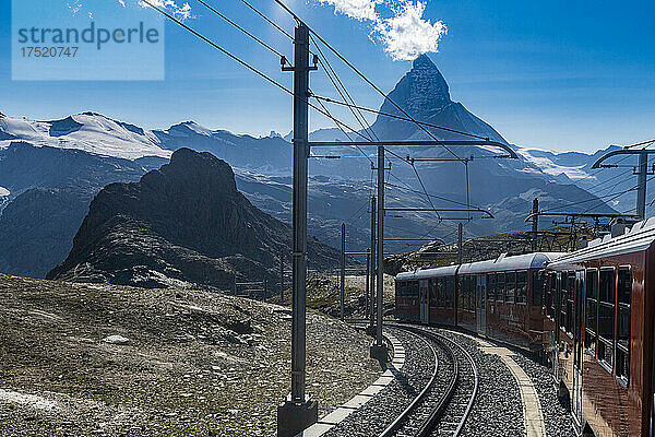 Gornergratbahn vor dem Matterhorn  Gornergrat  Zermatt  Wallis  Schweiz  Europa