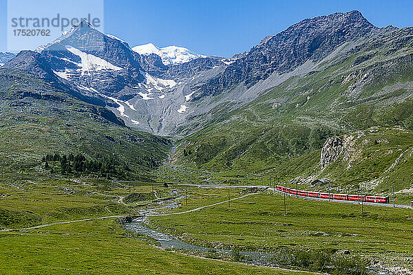 Rhätische Bahn überquert den Berninapass  UNESCO-Weltkulturerbe  Schweiz  Europa