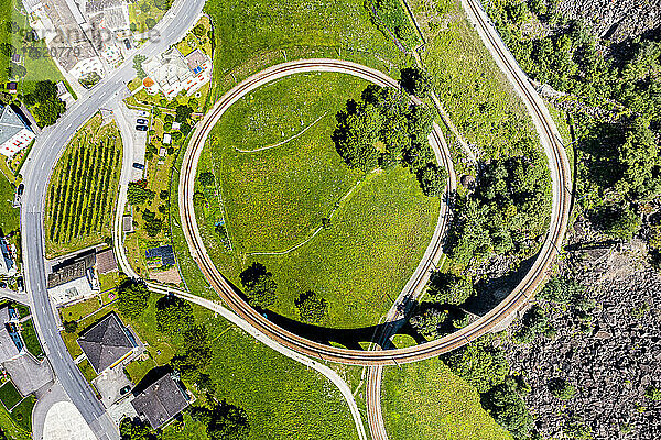 Luftaufnahme des Kreisviadukts Brusio  UNESCO-Weltkulturerbe  Rhätische Bahn  Schweiz  Europa
