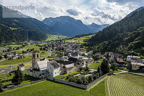 Luftaufnahme des Benediktinerklosters St. Johannes in Müstair  UNESCO-Weltkulturerbe  Schweizer Alpen  Schweiz  Europa