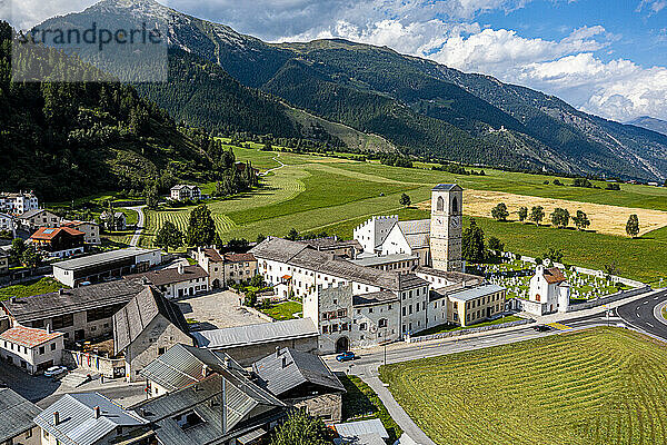 Luftaufnahme des Benediktinerklosters St. Johannes in Müstair  UNESCO-Weltkulturerbe  Schweizer Alpen  Schweiz  Europa