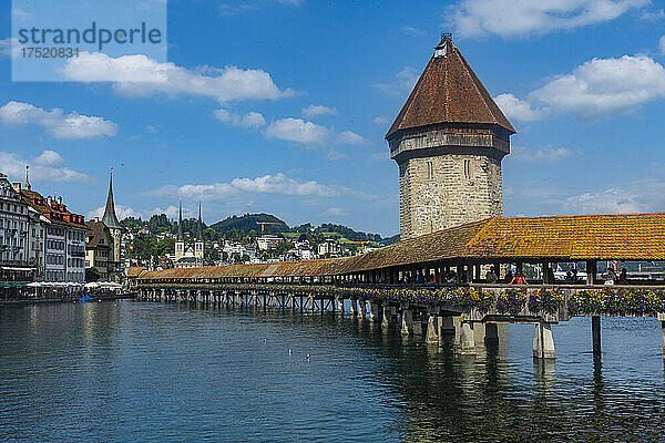 Kapellbrücke (Kapellbrücke)  Holzsteg  Luzern  Schweiz  Europa