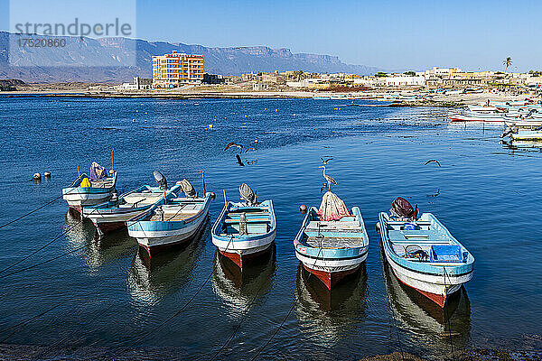 Fischereihafen von Mirbat mit kleinen Fischerbooten  Salalah  Oman  Naher Osten