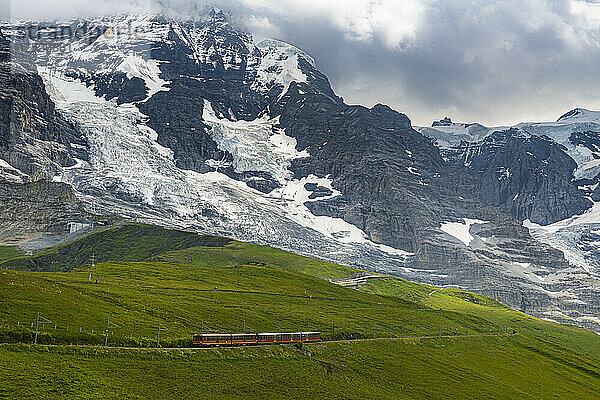Die Jungfraubahn unterhalb der Eiger-Nordwand  Kleine Scheidegg  Berner Oberland  Schweiz  Europa