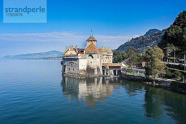 Luftaufnahmen von Schloss Chillon  Genfersee  Schweiz  Europa