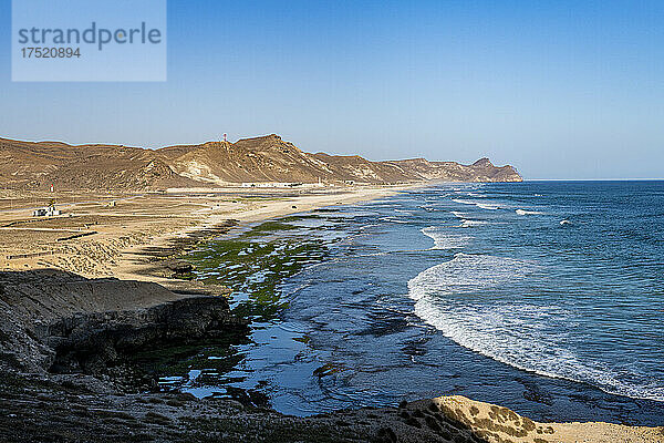 Blick über den Strand von Mughsail  Salalah  Oman  Naher Osten