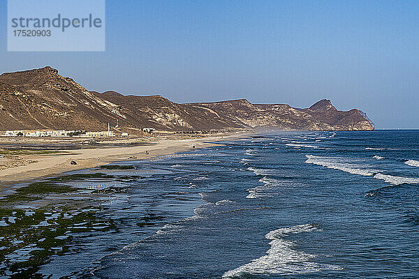 Blick über den Strand von Mughsail  Salalah  Oman  Naher Osten