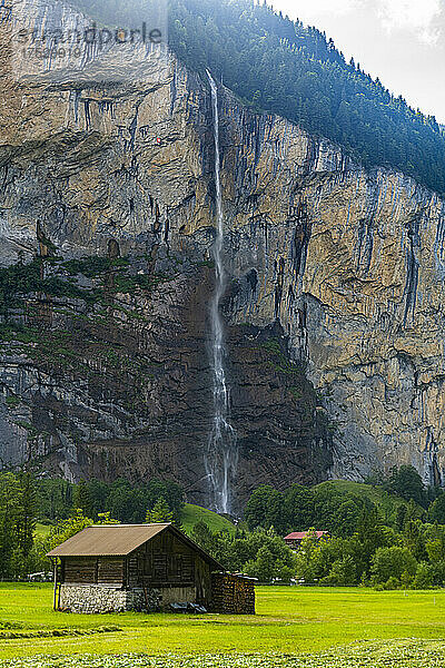 Wasserfall im Lauterbrunnental  Berner Oberland  Schweiz  Europa