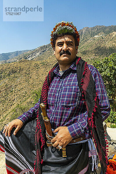 Traditionell gekleideter Mann des Stammes der Qahtani-Blumenmänner in den Kaffeepflanzen  Asir-Gebirge  Königreich Saudi-Arabien  Naher Osten