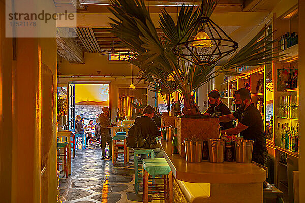 Blick auf die Bar in Klein-Venedig bei Sonnenuntergang  Mykonos-Stadt  Mykonos  Kykladen  griechische Inseln  Ägäis  Griechenland  Europa