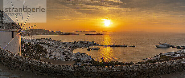 Blick auf die Windmühle mit Blick auf die Stadt bei goldenem Sonnenuntergang  Mykonos-Stadt  Mykonos  Kykladen  griechische Inseln  Griechenland  Europa