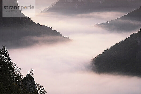 Blick vom Eichfelsen in die Donauschlucht bei Sonnenaufgang  Naturpark Obere Donau  Schwäbische Alb  Baden-Württemberg  Deutschland  Europa