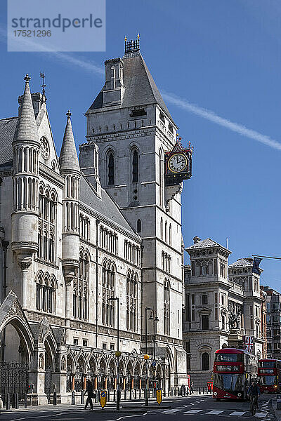 Die Royal Courts of Justice  das Central Civil Court und der rote Londoner Bus auf der Fleet Street  Holborn  London  England  Vereinigtes Königreich  Europa