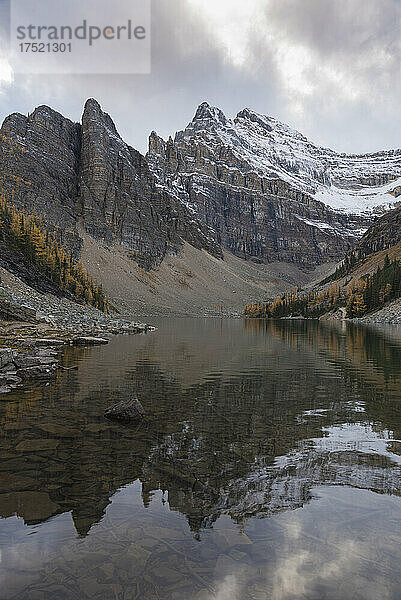 Mount Niblock und Mount Whyte am Lake Agnes mit herbstlichen Lärchen  Banff-Nationalpark  UNESCO-Weltkulturerbe  Alberta  Kanada  Nordamerika