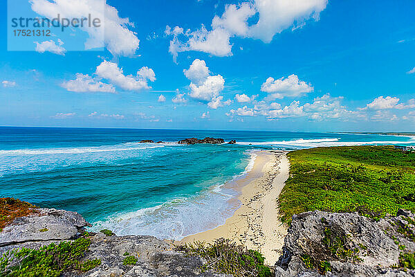 Blick auf den Strand entlang des Crossing Places-Wanderwegs hinter dem Dragon Cay Resort  Turks- und Caicosinseln  Atlantik  Mittelamerika