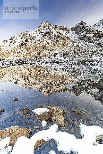 Der Berggipfel Corna Nera spiegelt sich im Rogneda-See während des Herbstsonnenaufgangs  Rätische Alpen  Sondrio  Lombardei  Italien  Europa