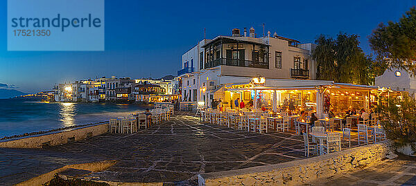 Blick auf Restaurants in Klein-Venedig und die Stadt bei Nacht  Mykonos-Stadt  Mykonos  Kykladen  griechische Inseln  Ägäis  Griechenland  Europa