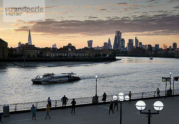 Skyline der Stadt London von der Canary Wharf Promenade  London  England  Vereinigtes Königreich  Europa