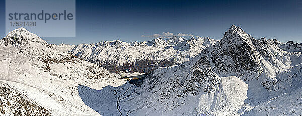Luftaufnahme der Julierpass-Bergstraße im Schnee  die im Winter nach St. Moritz führt  Engadin  Kanton Graubünden  Schweiz  Europa