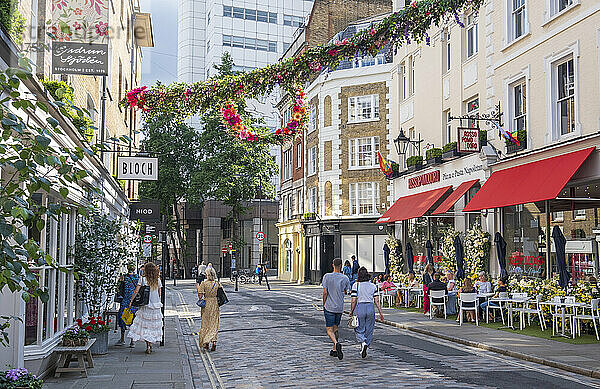 Restaurants und Fußgänger auf der Monmouth Street  einer Einkaufsstraße in der Nähe von Seven Dials  Covent Garden  West End  London  England  Vereinigtes Königreich  Europa