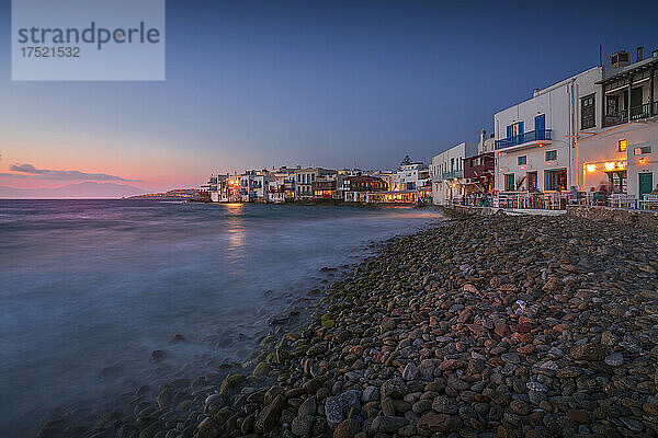 Blick auf Restaurants und Kiesstrand in Klein-Venedig in Mykonos-Stadt bei Nacht  Mykonos  Kykladen  griechische Inseln  Ägäis  Griechenland  Europa