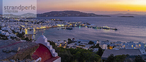 Blick auf Kapelle und Stadt von einem erhöhten Aussichtspunkt in der Abenddämmerung  Mykonos-Stadt  Mykonos  Kykladen  griechische Inseln  Ägäis  Griechenland  Europa