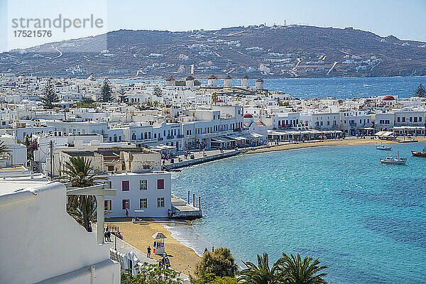 Erhöhter Blick auf Mühlen und Stadt  Mykonos-Stadt  Mykonos  Kykladen  griechische Inseln  Ägäis  Griechenland  Europa