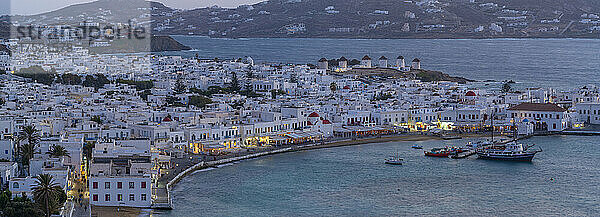 Blick auf Windmühlen und die Stadt von einem erhöhten Aussichtspunkt in der Abenddämmerung  Mykonos-Stadt  Mykonos  Kykladen  griechische Inseln  Ägäis  Griechenland  Europa