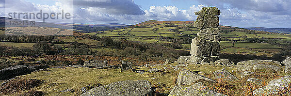 Panoramablick auf die Granitfelsformation Bowerman's Nose  in der Nähe von Manaton  Nationalpark Dartmoor  Devon  England  Vereinigtes Königreich  Europa