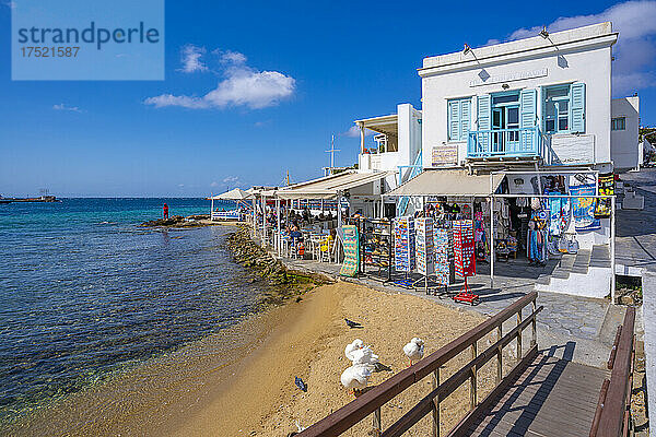Blick auf das Restaurant mit Blick auf den Old Port Beach  Mykonos-Stadt  Mykonos  Kykladen  griechische Inseln  Ägäis  Griechenland  Europa