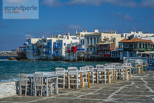 Blick auf Klein-Venedig und Restauranttische in Mykonos-Stadt  Mykonos  Kykladen  griechische Inseln  Ägäis  Griechenland  Europa