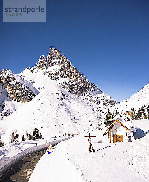 Alpenkapelle in der verschneiten Landschaft mit dem Gipfel Sass de Stria im Hintergrund  Falzarego-Pass  Provinz Belluno  Venetien  Italien  Europa