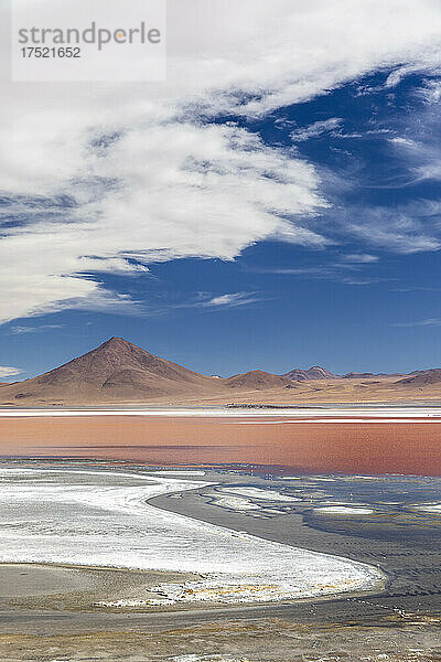 Ein endorheischer Salzsee im Altiplano  Eduardo Avaroa Andean Fauna National Reserve  Bolivien  Südamerika