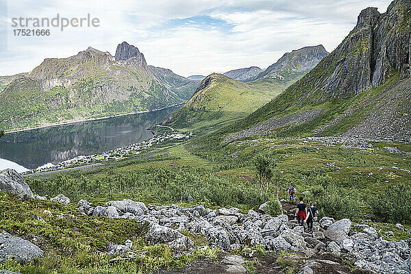 Wanderer nähern sich dem Kletterpfad zum Hesten-Berggipfel von Hügeln in der Nähe von Fjordgard  Senja  Kreis Troms  Norwegen  Skandinavien  Europa