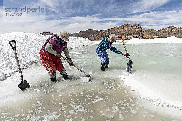 Salzarbeiter in der Nähe von Coqueza  einer kleinen Stadt in der Nähe des Vulkans Thunupa  Salar de Uyuni  Provinz Daniel Campos  Bolivien  Südamerika