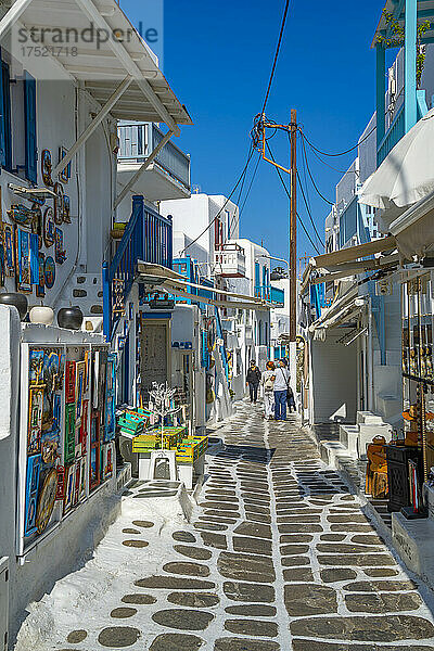 Blick auf Geschäfte in einer engen Straße in Mykonos-Stadt  Mykonos  Kykladen  griechische Inseln  Ägäis  Griechenland  Europa