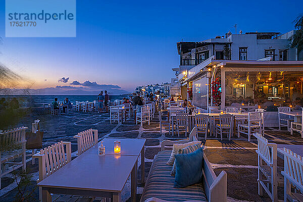 Blick auf Restaurants in Klein-Venedig in Mykonos-Stadt bei Nacht  Mykonos  Kykladen  griechische Inseln  Ägäis  Griechenland  Europa